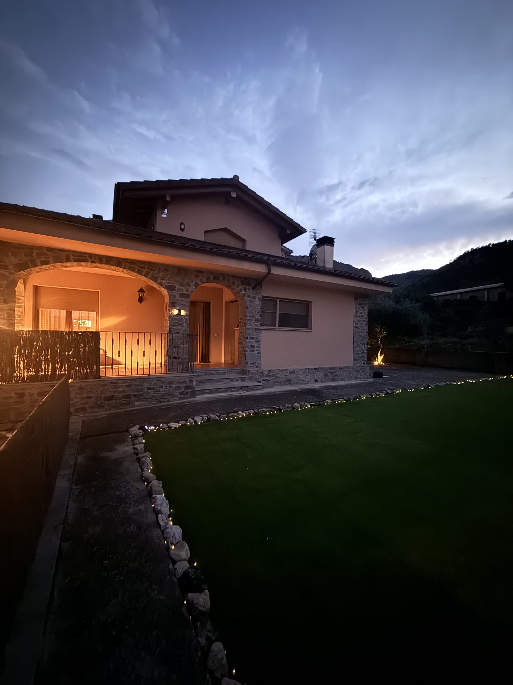 Cal Quimet il·luminada al capvespre, Peramola