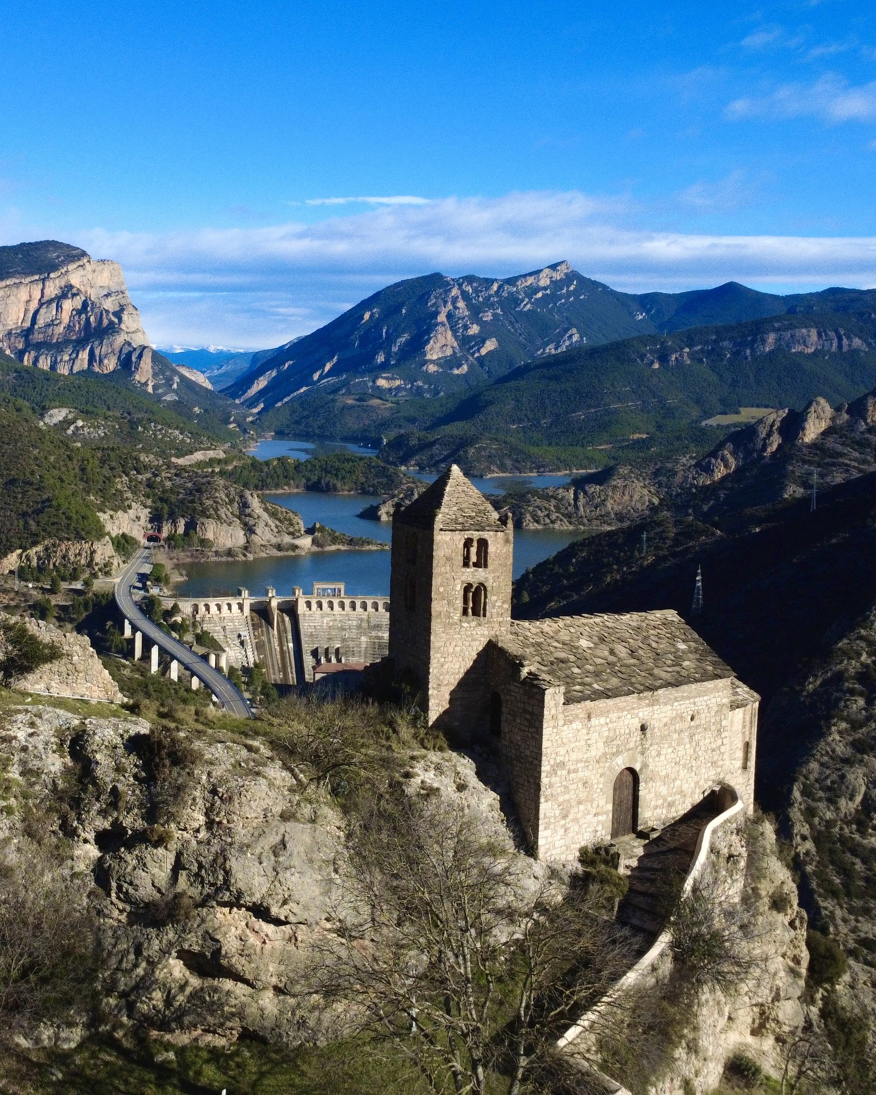 Sant Salvador del Corb i el pantà de Rialb